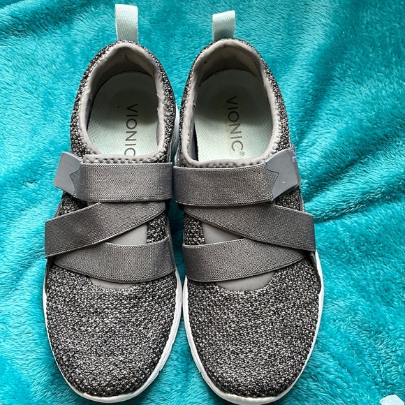 Vionic casual everyday Sneakers - Picture 1 of 9